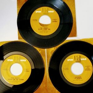 VINYL RECORDS LOT OF (3) THE DOORS 45 RPMS.  EX. CONDITION. .